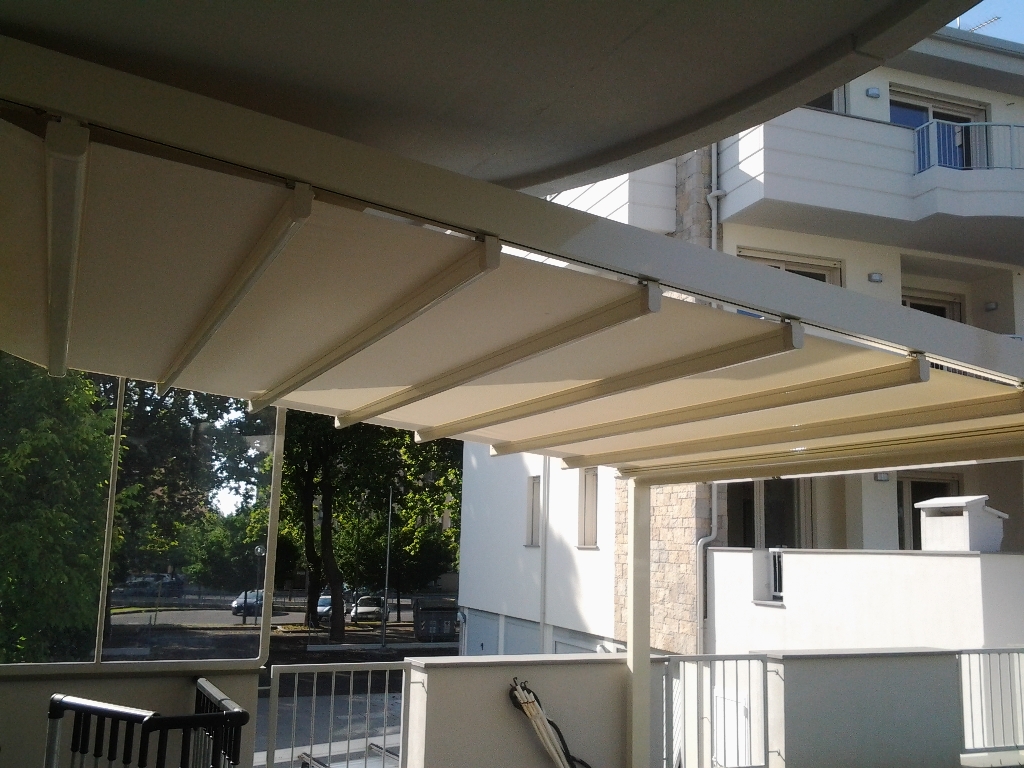 Pergola con chiusura esterna ad Imola