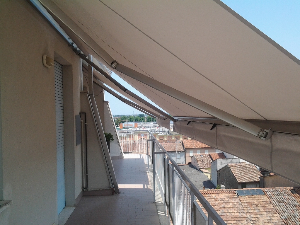 Tende a braccio su balcone a Lugo