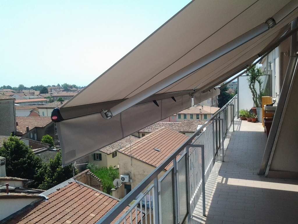 Tende a braccio su balcone a Lugo